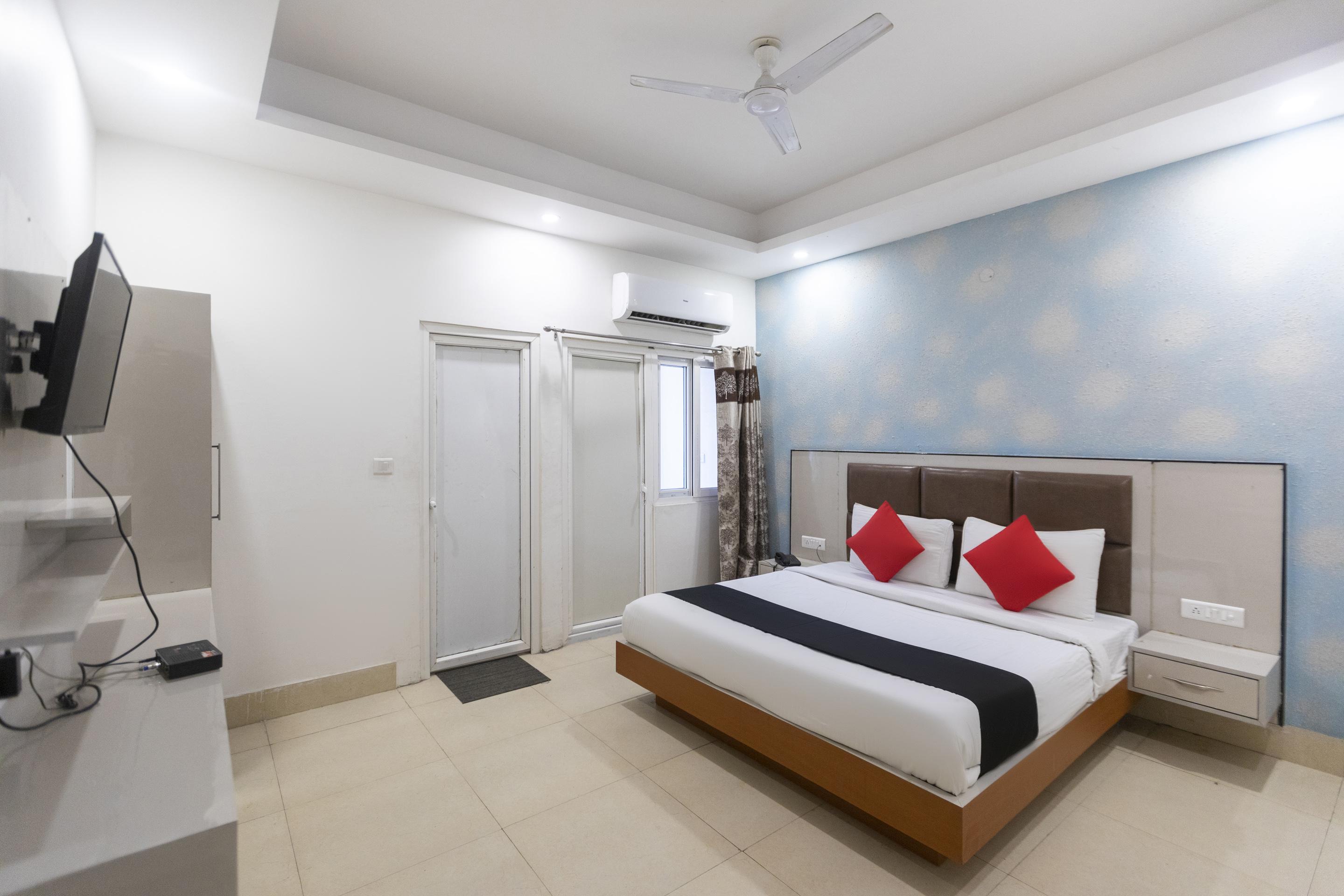 Capital O 13310 Noida Suites Exterior photo